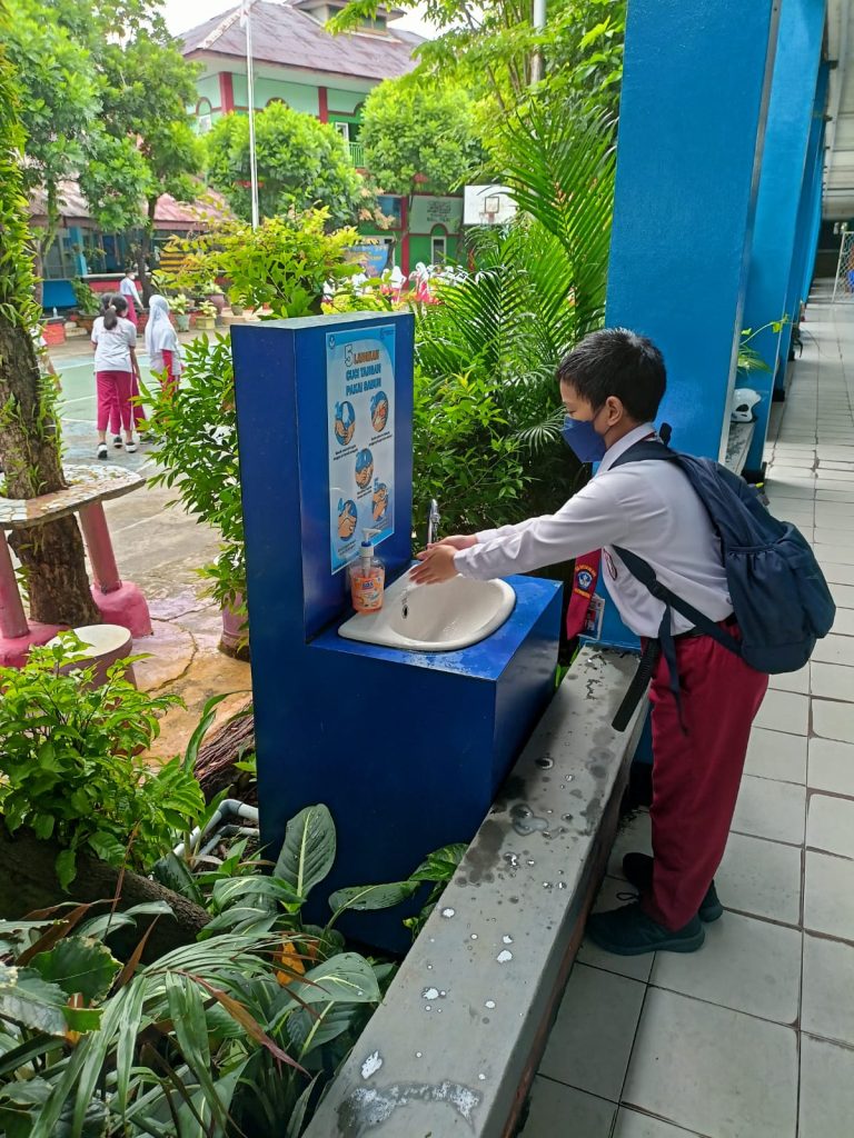Mendukung dan Menunjang Pelaksanaan PTM,Tim PKM Poltekba Berikan Bantuan HandWasher ke SDN 001 Balikpapan Kota
