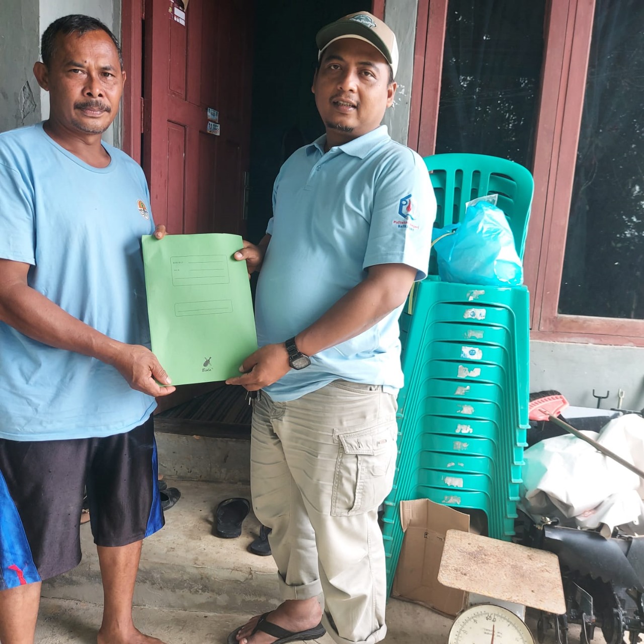 Dosen Poltekba Pasang Penerangan Jalan Umum Berbasis Panel Surya di Kawasan Kelompok Tani Tunas Harapan